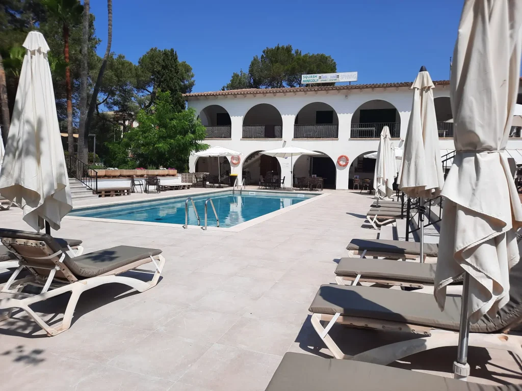 Piscina y Terraza Tenis Arenal